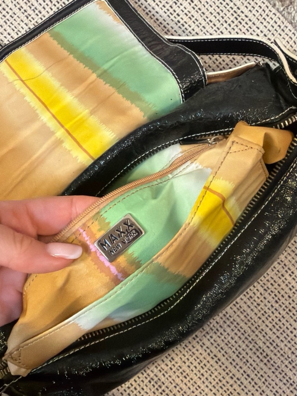 Black Shoulder Bag with Contrasting Stitching - Picture 6 of 11